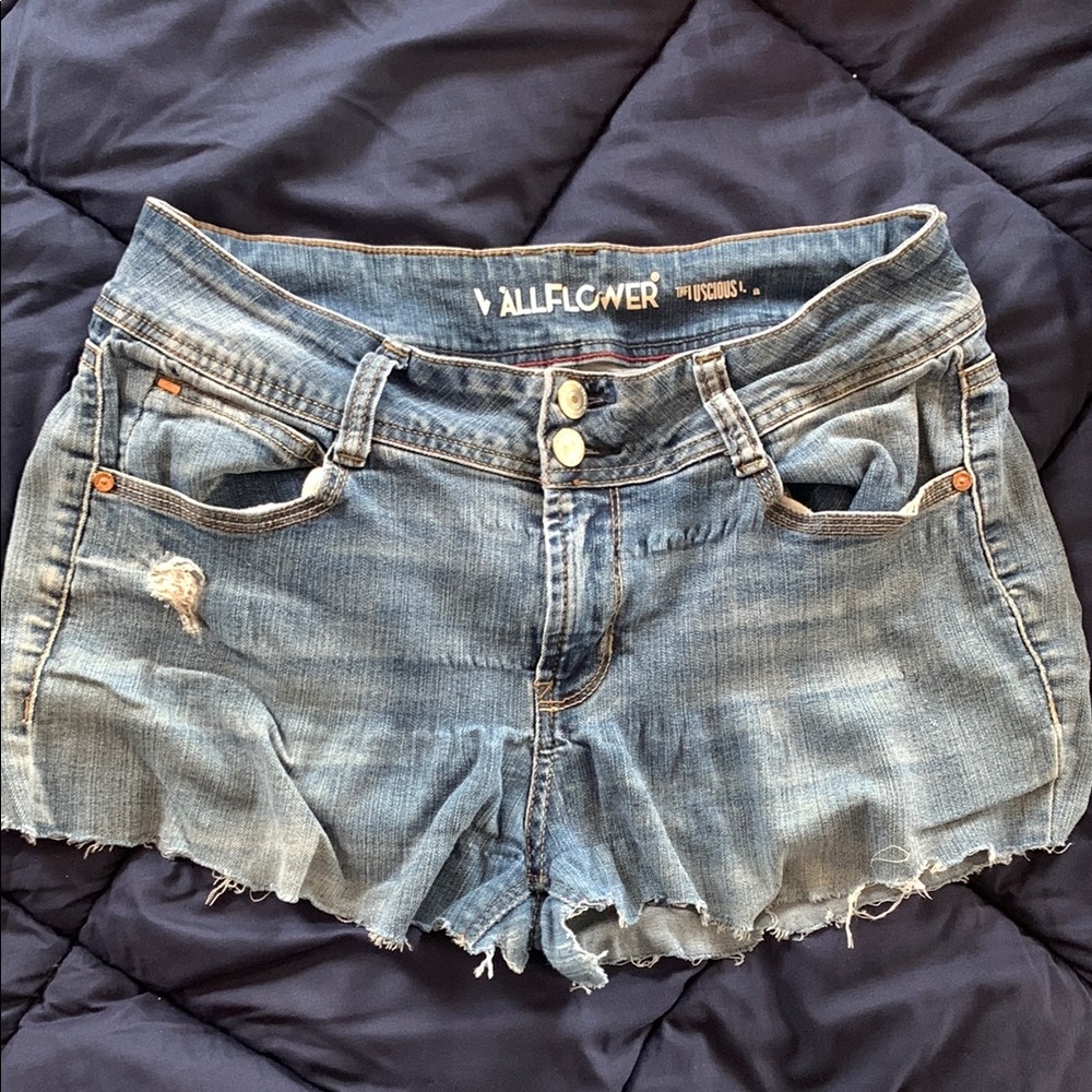 🆓 Wallflower Luscious Curvy Fit Blue Jean Shorts Distressed Cut-Off Style